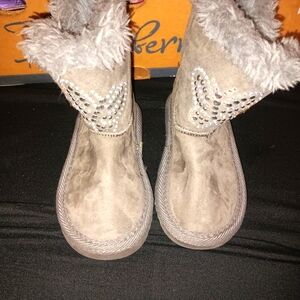 Toddler girl size 6, grey suede boots